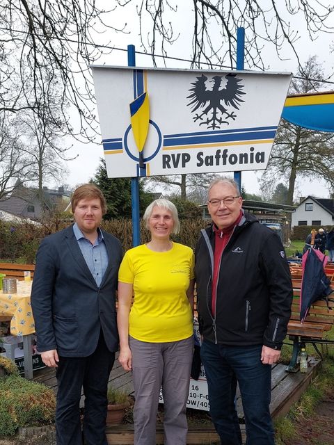 Sportstadtrat Harald Muschner (rechts) mit dem Vorsitzenden Angelo Rudolphi und seiner Stellvertreterin Antje Zellmer (Bild: BA Reinickendorf)
