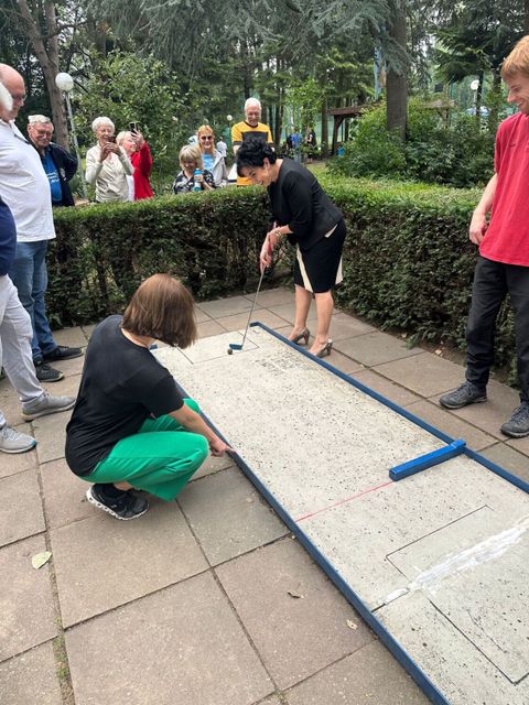 Als Ehrengast hat Bürgermeisterin Emine Demirbüken-Wegner den ersten Schlag vorngenommen (Bild: BA Reinickendorf)