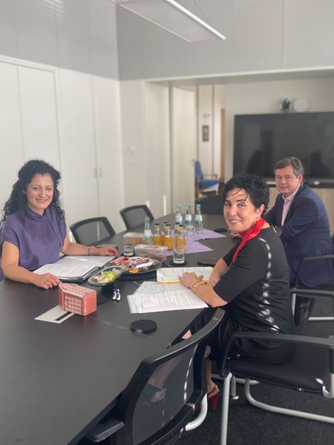 (v.l.) Senatorin Kızıltepe im Gespräch mit Bezirksbürgermeisterin Demirbüken-Wegner und Stadtrat Brockhausen