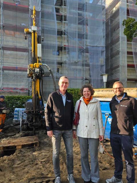 Von links: Herr Pollenske (gewiwo), Bezirksstadträtin Stephan und Herr Griese (gewiwo) (Bild: BA Reinickendorf)