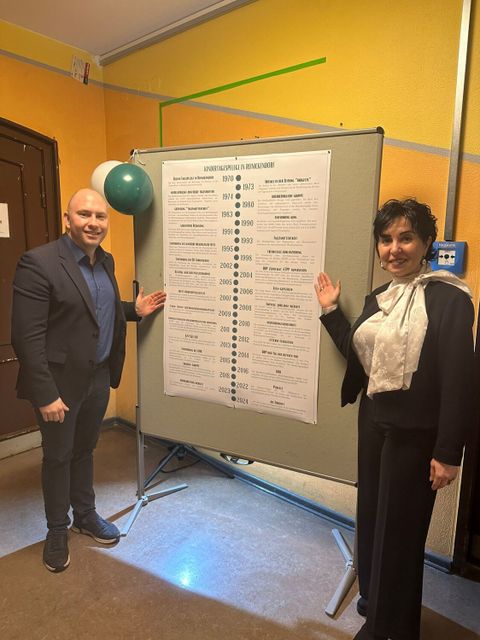 Bürgermeisterin Demirbüken-Wegner (re.) und Stadtrat Ewers vor der Chronik der Kindertagespflege im Bezirk (Bild: BA Rdf)