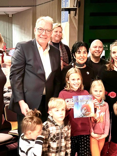 Strahlende Kinderaugen im Fontane-Haus, hier begleitet von Bürgermeisterin Demirbüken-Wegner und ihren Stadtratskollegen Muschner und Ewers. (Bild: BA Rdf)