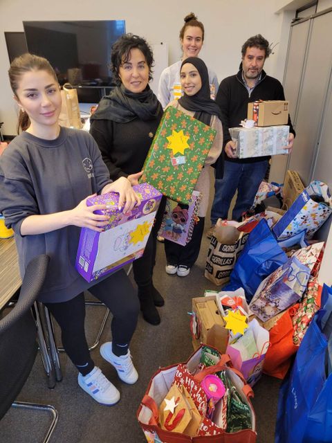 Gemeinsam für leuchtende Kinderaugen unterm Weihnachtsbaum (Bild: BA Rdf)