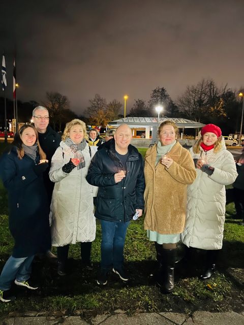 Von links: Elke Jochen (Verbund für Pflegekinder Horizonte gGmbH), Thomas Kralovsky (Verbund für Pflegekinder AWO pro:mensch gGmbH), Annett Hildemann (Bezirksamt Reinickendorf Jugendamt Fachteam), Bezirksstadtrat Alexander Ewers (SPD), Jugendamtsleiterin Claudia Schütz, Kordula Runow (Bezirksamt Reinickendorf Jugendamt Fachteam) (Bild: BA Reinickendorf)