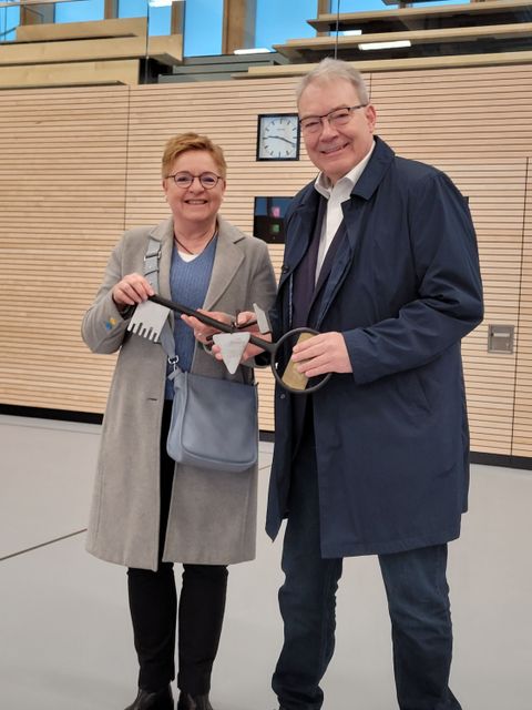 Bezirksstadtrat Muschner mit Schulleiterin Sylvia Betzing bei der Schlüsselübergabe (Bild: BA Reinickendorf)