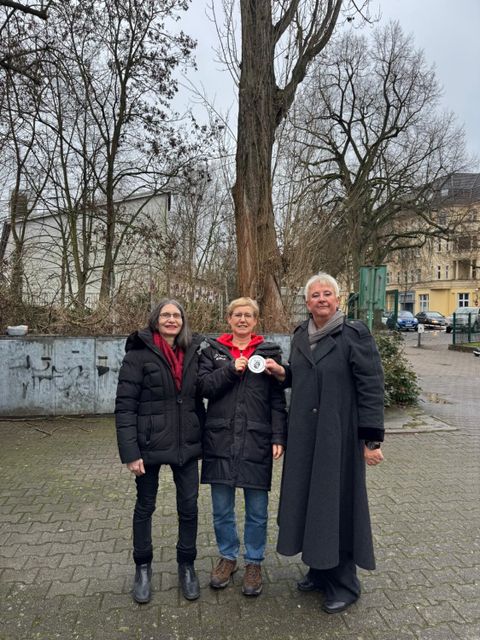 (v.l.n.r): Andrea Behnke (Bündnis 90/Die Grünen), Antje Bleilinger (Hauptamtliche Kindersporttrainerin), Kerstin Köppen (BVV-Vorsteherin)