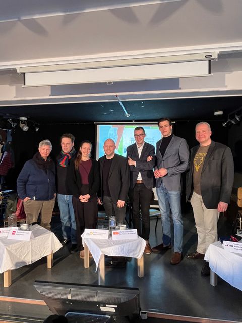 Jugendstadtrat Alexander Ewers (Bildmitte) mit den Diskutanten: Richard Gamp (CDU), Julian Holter (SPD), Klara Schedlich (B‘90/Grüne), Katina Schubert (Die LINKE), Dr. Marius Strubenhoff (FDP) und Sebastian Maack (AfD). (Bild: BA Rdf)