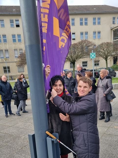 Reinickendorf zeigt immer wieder Flagge gegen Gewalt an Frauen, wie hier auf einem Archvifoto Bezirksbürgermeisterin Demirbüken-Wegner und Regina Vollbrecht, Beauftragte für Menschen mit Behinderungen. (Bild: BA Rdf)