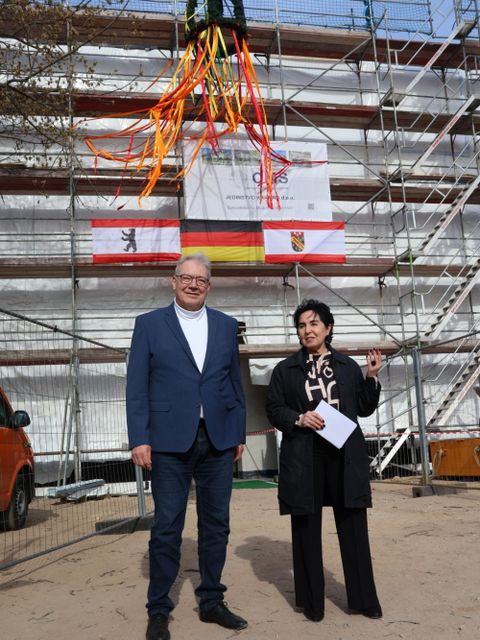 Bezirksbürgermeisterin Emine Demirbüken-Wegner und Bildungsstadtrat Harald Muschner in bester Laune: Der Erweiterungsbau der Ringelnatz-Grundschule liegt im Zeitplan. (Bild: BA Rdf)
