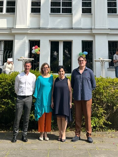 Erinnerungsfoto zum Jubiläum mit Botschaftsrat Éric Herrouin, Vereinsvorsitzende Alexandra Rambaud-Measson, Bezirksbürgermeisterin Emine Demirbüken-Wegner und Schulleiter Charles Frelon. (Bild: BA Rdf)