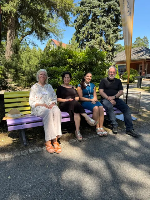 Quasselbank am St. Sebastian-Friedhof: katholische Seelsorge Luzia Hömberg, Bezirksbürgermeisterin Emine Demirbüken-Wegner, Katharina Schulz und Pfarrer Matthias Brühe (Bild: BA Reinickendorf)