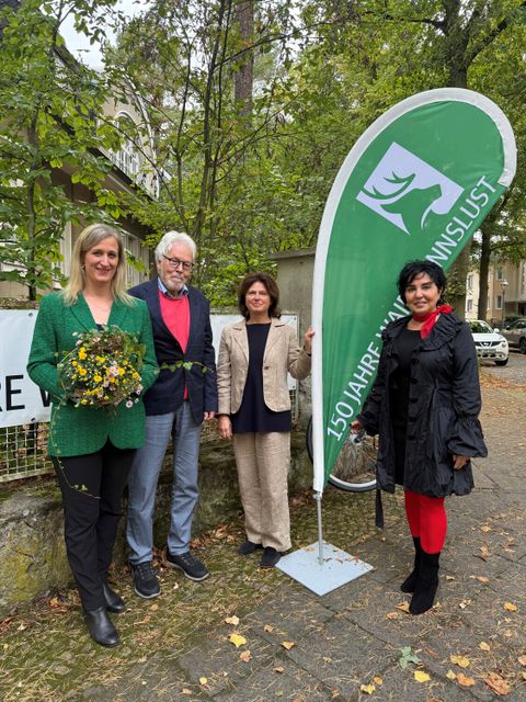 Bezirksbürgermeisterin Emine Demirbüken-Wegner, Monika Müller Tourismuskoordinatorin der bezirklichen Wirtschaftsförderung, Wolfgang Nieschalk von der Initiative Waidmannslust und Jade-Yasmin Tänzler starten den QR-WALK WAIDMANNSLUST (v.r.) (Bild: BA Reinickendorf)