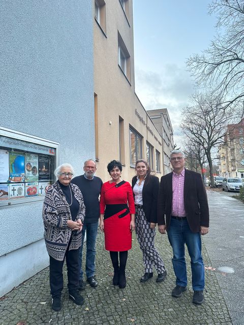 v.l.n.r. Eveline Harder Sozialwerk Berlin e. V., Gemeindeleiter Detlev Nagi, Bezirksbürgermeisterin Emine Demirbüken-Wegner, Einsamkeitsbeauftragte Katharina Schulz, Pastor Georg Schierling (Bild: BA Rdf)
