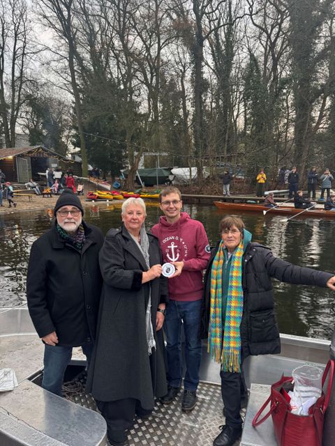 v.l.n.r: Andreas Rietz (Fraktion B‘90/Grüne), Kerstin Köppen (BVV-Vorsteherin), Maurice Mohr (Lehrer - Schulfarm Insel Scharfenberg), Karin Hiller-Ewers (SPD-Fraktion) (Bild: BVV Rdf)