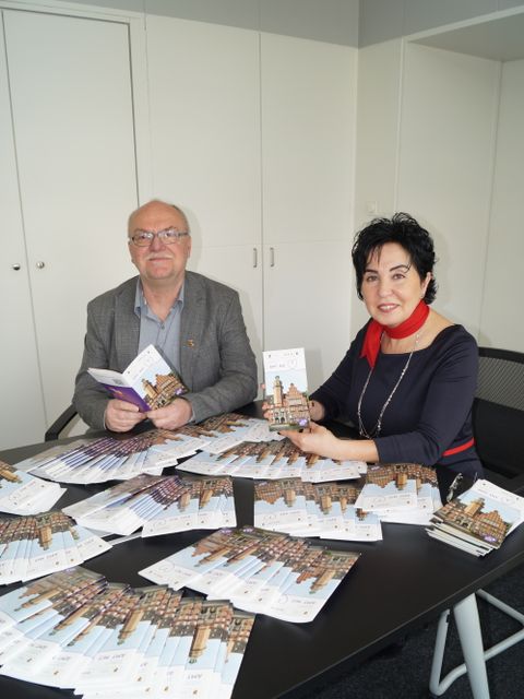 Bezirksbürgermeisterin Emine Demirbüken-Wegner und Roman Skwirawski, Fachbereichsleiter der Reinickendorfer Bürgerämter, freuen sich über die neue Broschüre. (Bild: BA Rdf)
