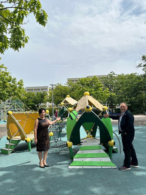 Bezirksbürgermeisterin Emine Demirbüken-Wegner (CDU) und Sascha Braun (Leitung Straßen- und Grünflächenamt) freuen sich über freigegebene Spielplätze (Bild: BA Reinickendorf)