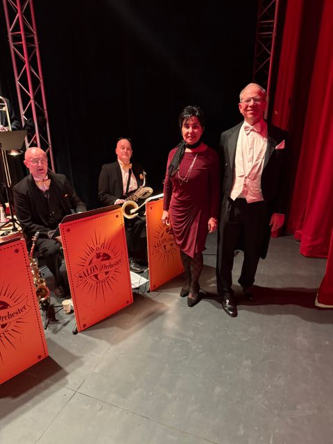 Bezirksbürgermeisterin Demirbüken-Wegner und der Orchesterchef freuen sich auf das Konzert.