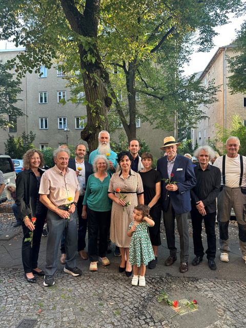 Gemeinsames Erinnern: Angehörige der Fainberg, Mitglieder der Stolperstein-Initiative und Bezirksbürgermeisterin. (Bild: BA: Rdf)