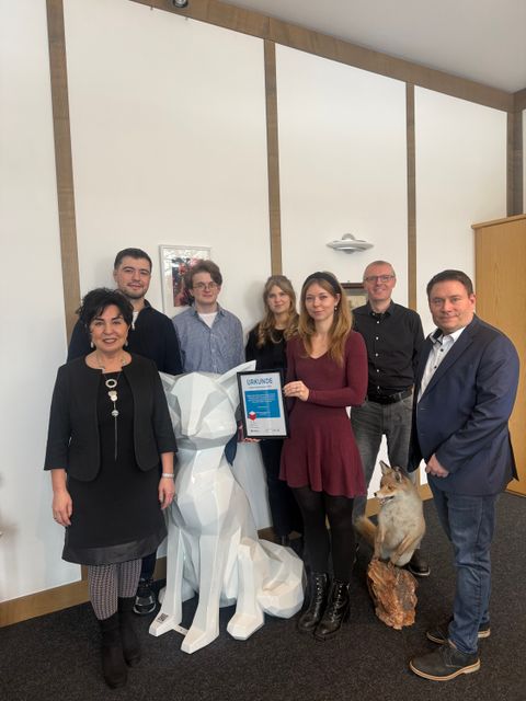 Bezirksbürgermeisterin Emine Demirbüken-Wegner dankt dem Projektteam „Digitale Akte“ (Ali Uluer, Niklas Morban, Cornelia Geffert, Nathalie Lysek,) sowie Fabian Lotz (Digitalisierung) und Jens Heinrich (Steuerungsdienst) –v.l. (Bild: BA Rdf)