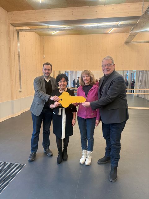 v.l.: Staatssekretär Dr. Torsten Kühne, Bezirksbürgermeisterin Emine Demirbüken-Wegner, Schulleiterin Dr. Jaeschke, Bildungsstadtrat Harald Muschner (Bild: BA Rdf)