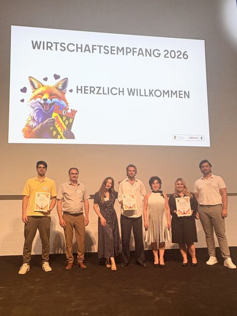 Reinickendorfs Local Champions 2026 mit Bürgermeisterin Demirbüken-Wegner: v. l. David Ribeiro da Silva, José da Silva (beide Spanische Quelle), Louisa Müller und Sven Bagradjans Grolik (Nature’s calling), Sandra Reinecke und David Placzek (Evamo). (Bild: BA Reinickendorf)