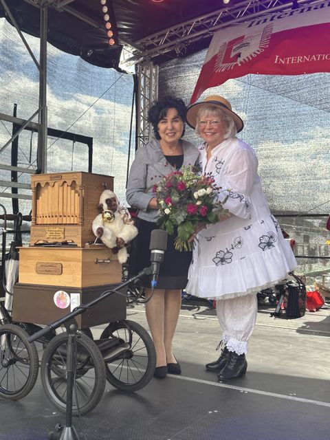 Bezirksbürgermeisterin Emine-Demirbüken-Wegner mit Festivalorganisatorin Christa Hohnhäuser. (Bild: BA Rdf)
