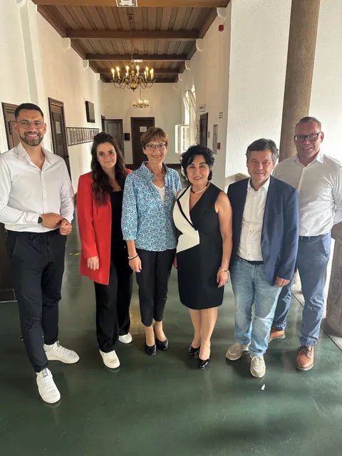 v.l.: Duniel Cardenas-Rodriguez (match), Tara Käsmeier (match), Gabriela Leyh (Landesgeschäftsführerin BAMER), Bezirksbürgermeisterin Emine Demirbüken-Wegner, Gesundheitsstadtrat Uwe Brockhausen, Gordon Stockmann (Regionalgeschäftsführer BARMER) (Bild: BA Rdf)