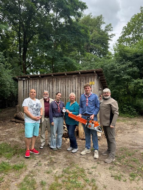 (v.l.n.r.): Stefan Valentin (SPD-Fraktion), Andreas Rietz (Fraktion Bündnis 90/Die Grünen), Mathilda Proft (Gruppenleiterin), Kerstin Köppen (BVV-Vorsteherin), Yannik Zwanzig (Gruppenleiter) (Bild: BA Rdf)