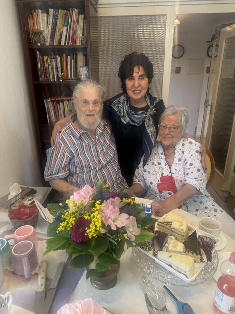 Das Diamantene Hochzeitspaar Helga und Johann Hötzl und Bürgermeisterin Demirbüken-Wegner als Gratulantin. (Bild: BA Rdf)