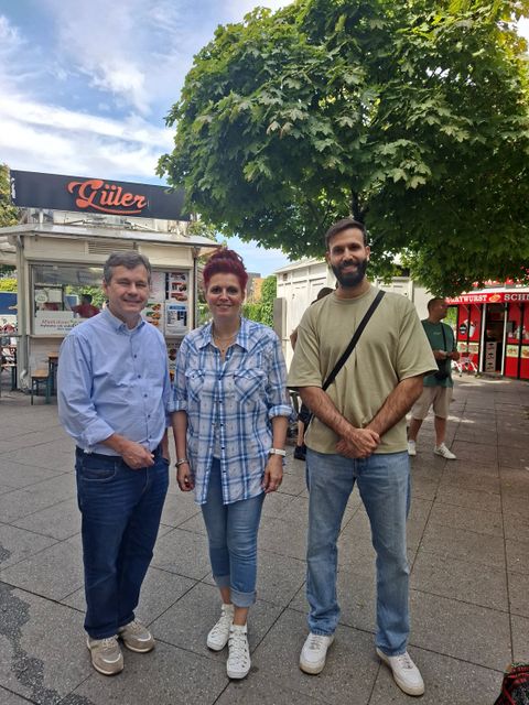 Bezirksstadtrat Uwe Brockhausen mit Berna Ercan und Cagri Coskun (Horizonte gGmbH) und bei einer weiteren Aktion zum Schutz vor Hitze am Kurt-Schumacher-Platz (v.r.n.l.) (Bild: BA Reinickendorf)