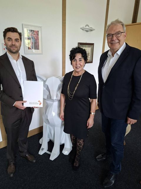 Gemeinsames Gruppenbild zur vorläufigen Besitzeinweisung des Grundstückes im Rallenweg 2 mit Josef Gordon, Geschäftsführer Jüdische Gemeinde Chabad Berlin, Bezirksbürgermeisterin Emine Demirbüken-Wegner und Harald Muschner, Bezirksstadtrat für Facility Management (v.l.n.r).