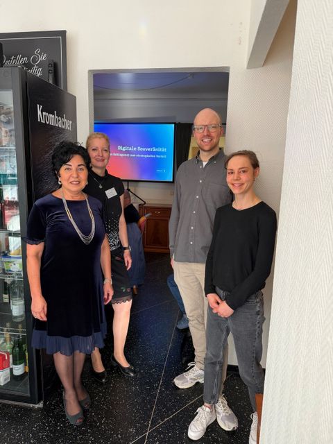 Bezirksbürgermeisterin Emine Demirbüken-Wegner (li). mit Moritz Vernier und Lotte Prädikow (re.) von der Digitalagentur Berlin sowie Kerstin Hanke von der Wirtschaftsförderung Reinickendorf (Bild: BA Rdf)