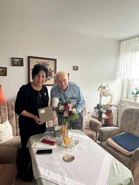 Reinickendorfer Erich Küster feiert seinen 102. Geburtstag, Bezirksbürgermeisterin Demirbüken-Wegner gratuliert. (Bild: BA Rdf)