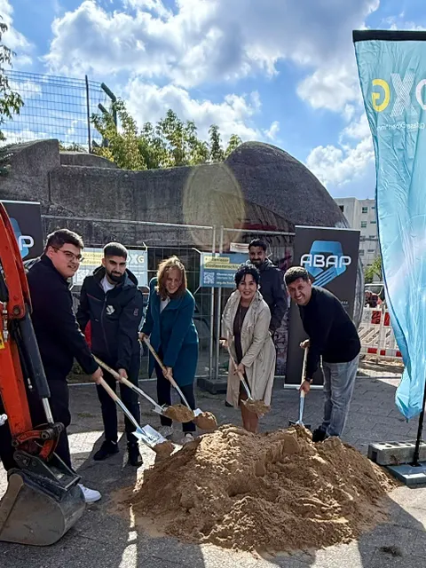 Symbolischer Spatenstich mit Bezirksbürgermeisterin Emine Demirbüken-Wegner (2.v.r.) (Bild: OXG/BA Rdf)