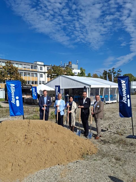 einsames Gruppenfoto zum Spatenstich am Holzhauser Markt (Bild: BA Reinickendorf)
