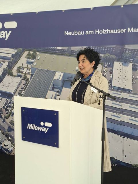 Grußworte von Reinickendorfs Bezirksbürgermeisterin Emine Demirbüken-Wegner anlässlich des symbolischen Spatenstichs bei Mileway am Holzhauser Markt (Bild: BA Reinickendorf)