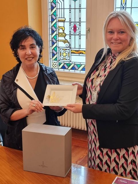 Archivfoto vom Besuch in Melle 2024 - Reinickendorfs Bezirksbürgermeisterin Emine Demirbüken-Wegner (li.) und Melles Bürgermeisterin Jutta Dettmann