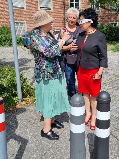 Die Bezirksbürgermeisterin bei der Simulation einer Sehbeeinträchtigung (Bild: BA Reinickendorf)