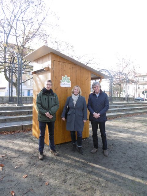 Aufstellung der Eco Toilette auf dem Franz-Neumann-Platz (v.l.n.r): Kevin Kuhn (Eco Toiletten GmbH), Bezirksstadträtin Katrin Schultze-Berndt (CDU) und Rüdiger Zech, Leiter des Straßen- und Grünflächenamtes. (Bild: BA Reinickendorf)