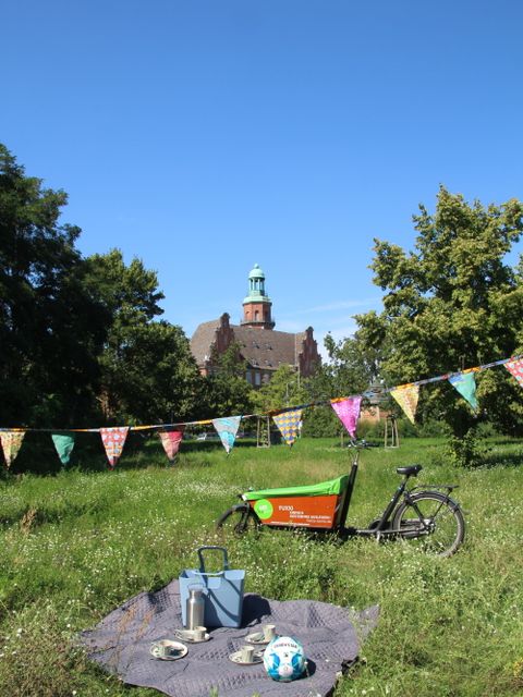 Das Picknick-Set des Kiez-Korbs im Park