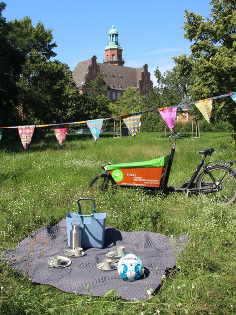 Das Picknick-Set des Kiez-Korbs im Park