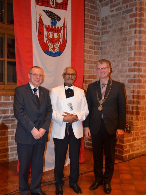 BVV-Vorsteher Joachim Koza, Mohamed Salih und Bezirksbürgermeister Helmut Klee-bank (von links nach rechts)