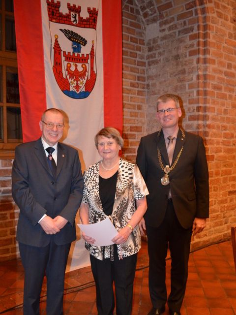 BVV-Vorsteher Joachim Koza, Waltraud Schulz und Bezirksbürgermeister Helmut Kleebank (von links nach rechts)