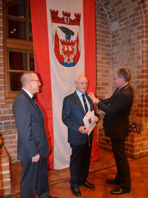 BVV-Vorsteher Joachim Koza, Peter Herzog und Bezirksbürgermeister Helmut Kleebank (von links nach rechts)