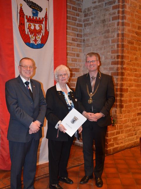 BVV-Vorsteher Joachim Koza, Rosemarie Munzel und Bezirksbürgermeister Helmut Kleebank (von links nach rechts)