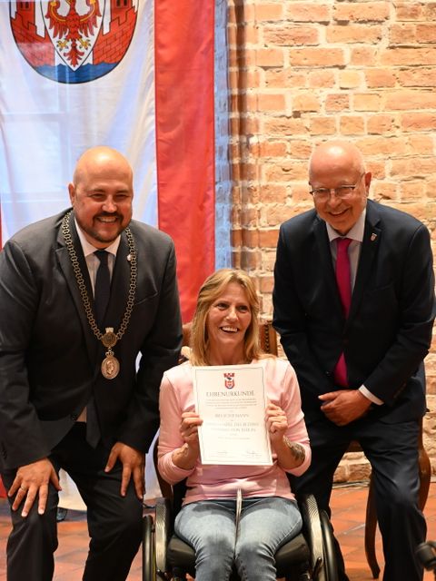 Ehrennadel 2026 - Iris Schiemann mit Bezirksbürgermeister Frank Bewig und stellvertretender Vorsteher der BVV Uwe Ziesack (Bild: BA Spandau)