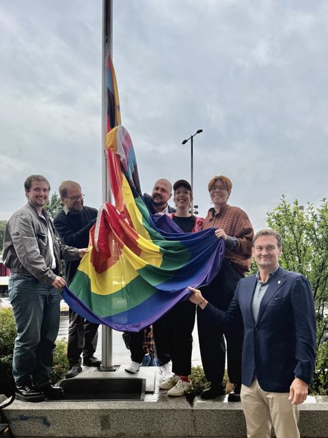 Hissen der Pride Flagge 2026 mit Julie Beck, Jay Kalk von der qu:alle Jasper Maurer von qu:ib, Marc Schulte von dem Regenbogennetzwerk der Berliner Verwaltung und Bezirksbürgermeister Frank Bewig sowie Bezirksstadtrat Gregor Kempert