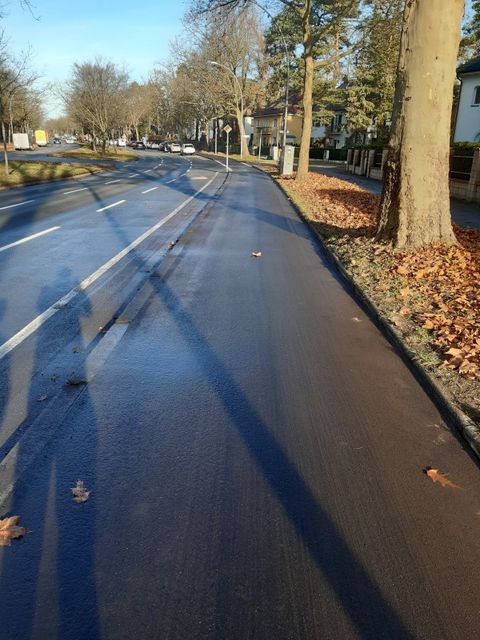 Fertiggestellter Teilabschnitt des Radwegs an der Clayallee (Bild: Tiefbauamt Steglitz-Zehlendorf)