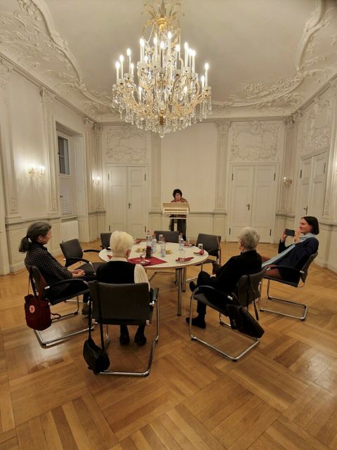 Übergabe des Bundesverdienstorden an Almuth Badewitz im Gutshaus Steglitz durch BzBm Schellenberg (16.11.2022)