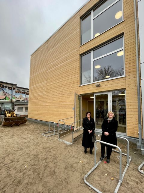 Bezirksbürgermeisterin Maren Schellenberg und Bezirksstadträtin Cerstin Richter-Kotowski vor dem Holz-MEB (Bild: Bezirksamt Steglitz-Zehlendorf)